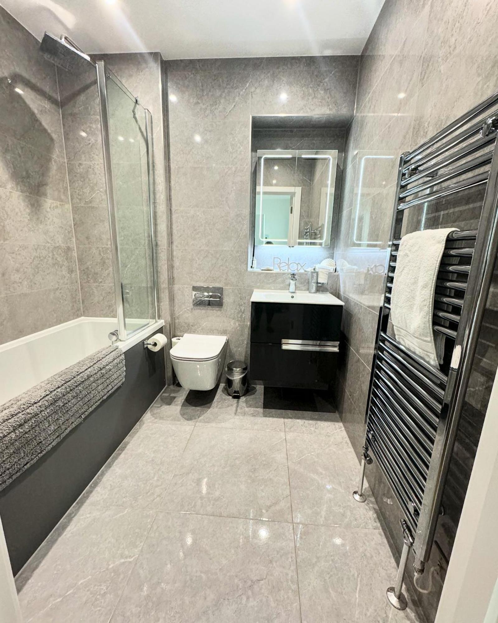 Stunning Beach Front Apartment With Sea Views, Free Parking & Balcony 램즈게이트 외부 사진