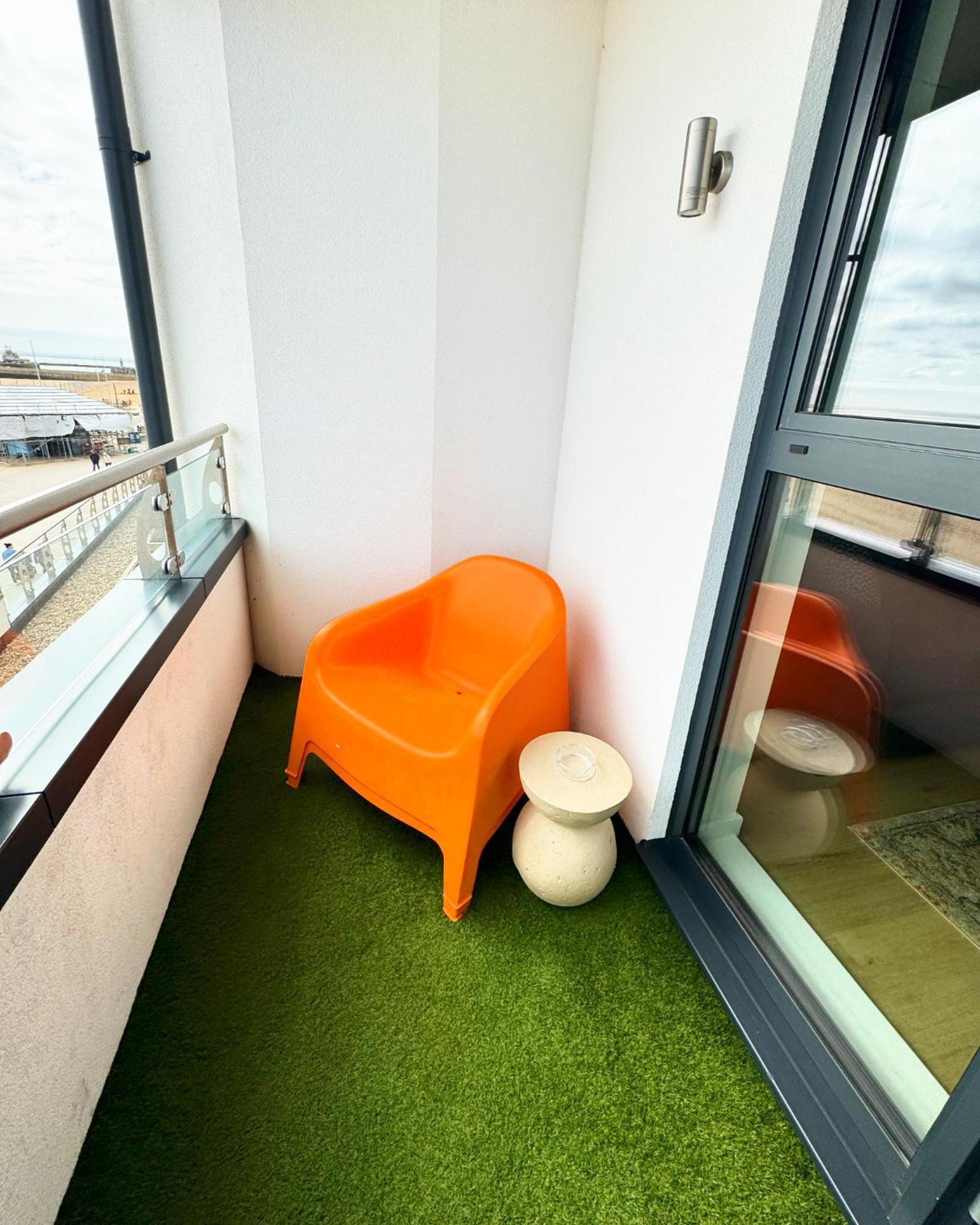 Stunning Beach Front Apartment With Sea Views, Free Parking & Balcony 램즈게이트 외부 사진