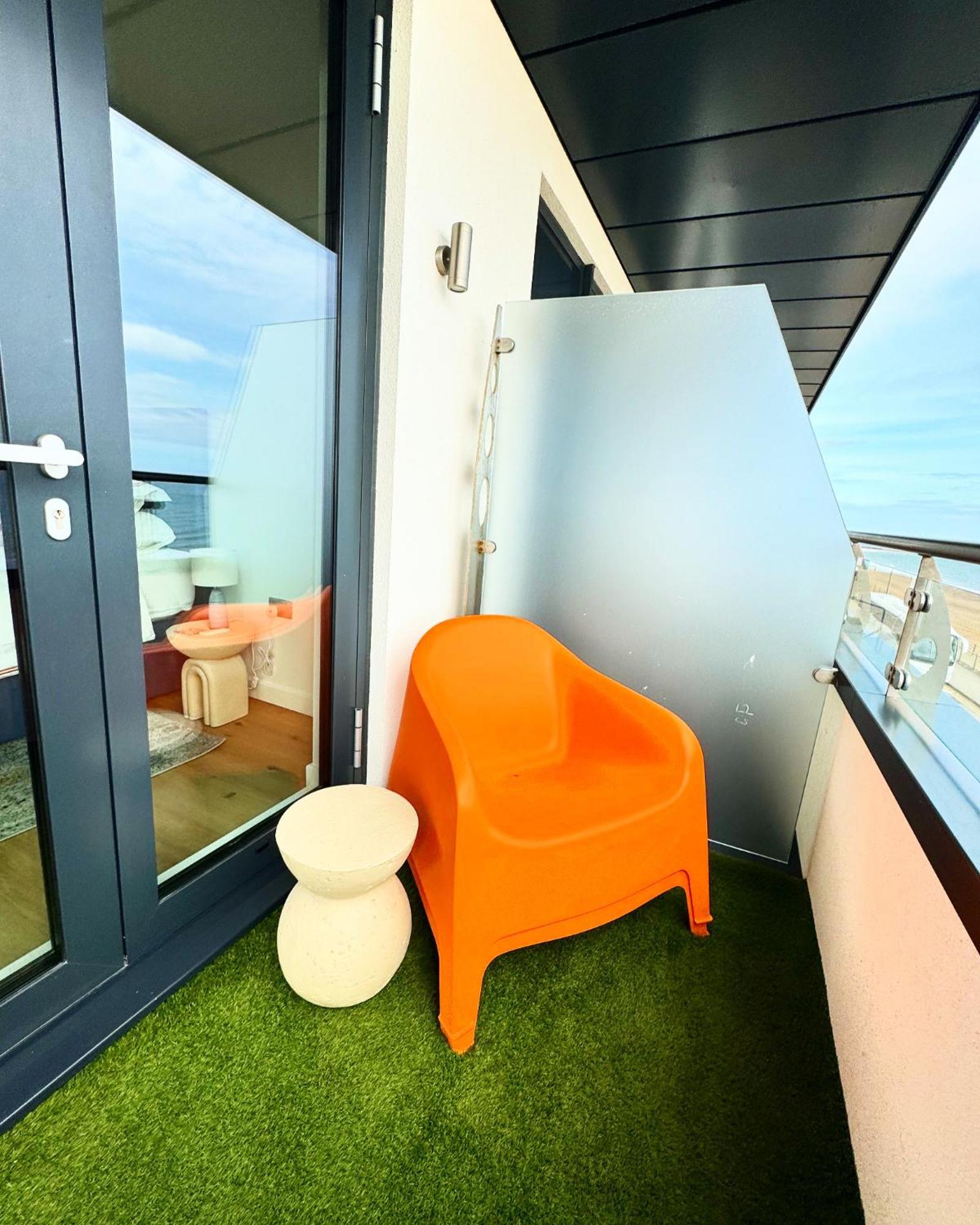 Stunning Beach Front Apartment With Sea Views, Free Parking & Balcony 램즈게이트 외부 사진