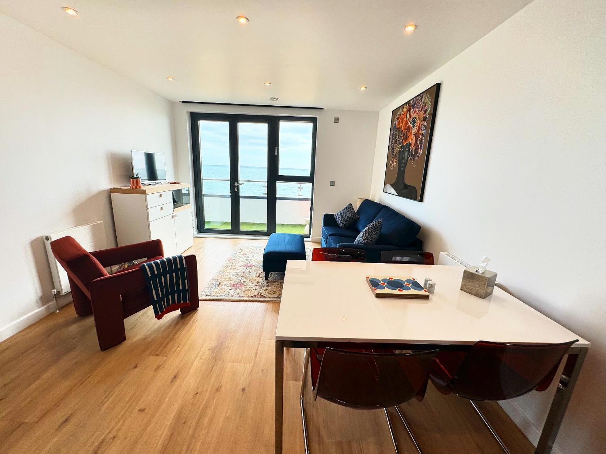 Stunning Beach Front Apartment With Sea Views, Free Parking & Balcony 램즈게이트 외부 사진