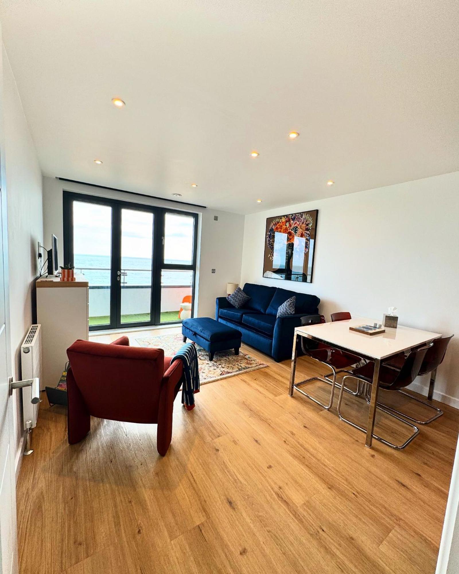 Stunning Beach Front Apartment With Sea Views, Free Parking & Balcony 램즈게이트 외부 사진