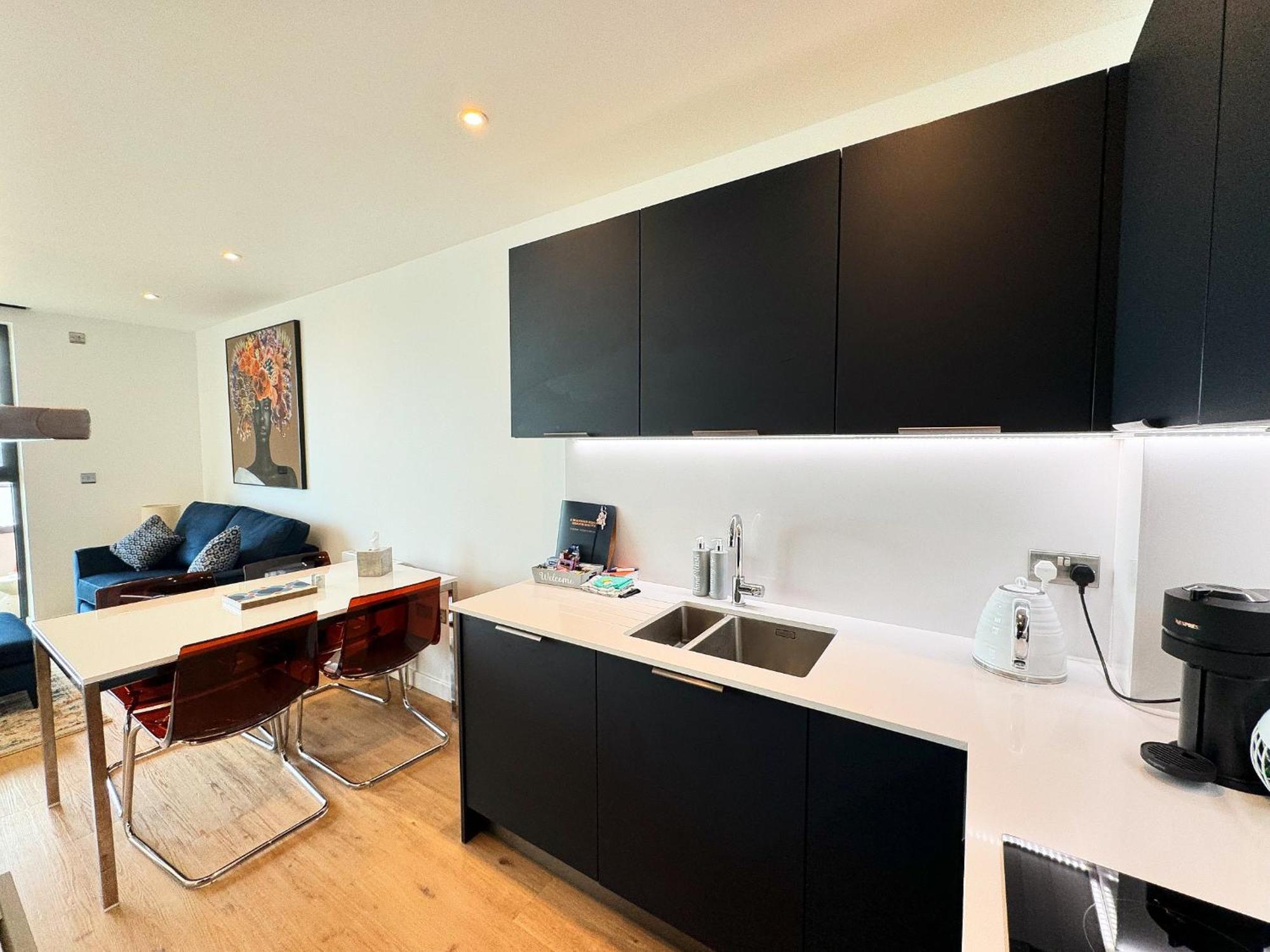 Stunning Beach Front Apartment With Sea Views, Free Parking & Balcony 램즈게이트 외부 사진