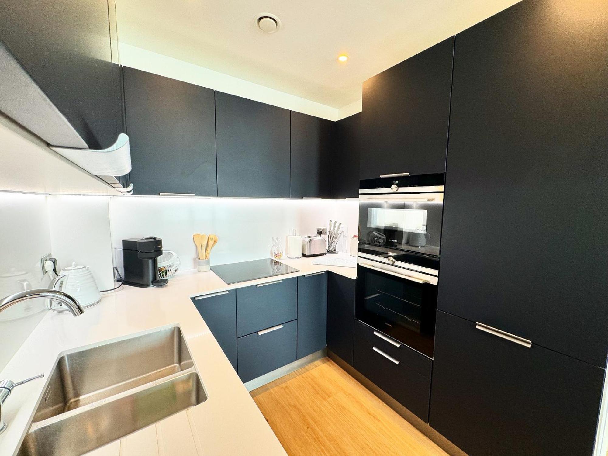 Stunning Beach Front Apartment With Sea Views, Free Parking & Balcony 램즈게이트 외부 사진