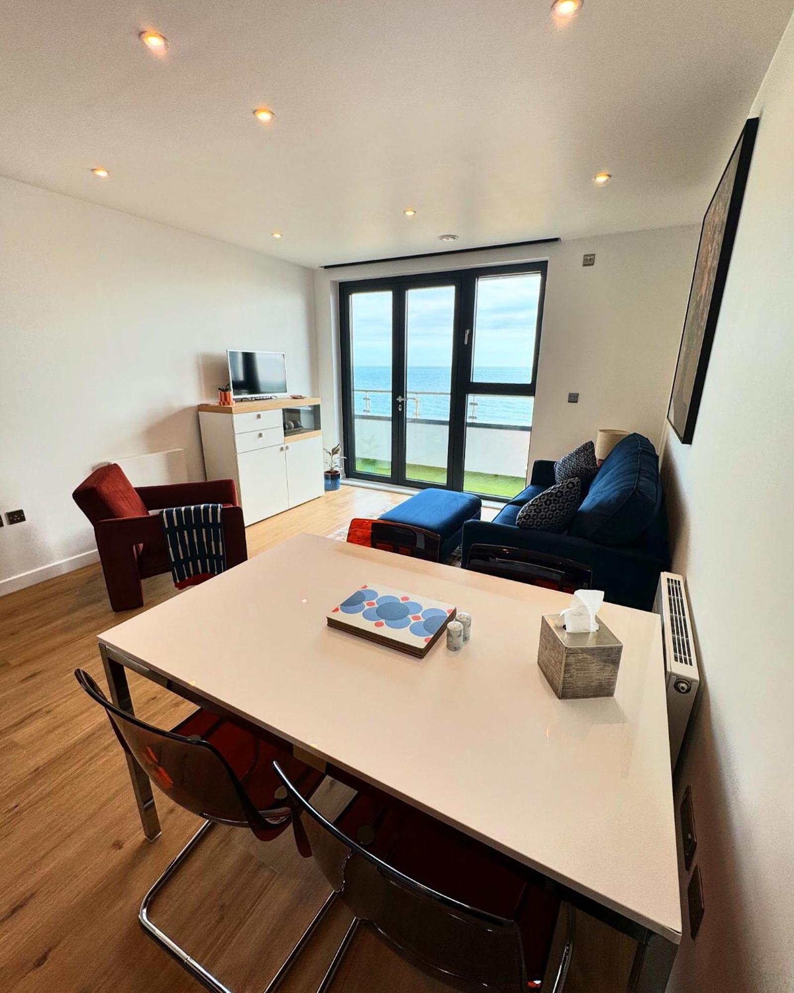 Stunning Beach Front Apartment With Sea Views, Free Parking & Balcony 램즈게이트 외부 사진
